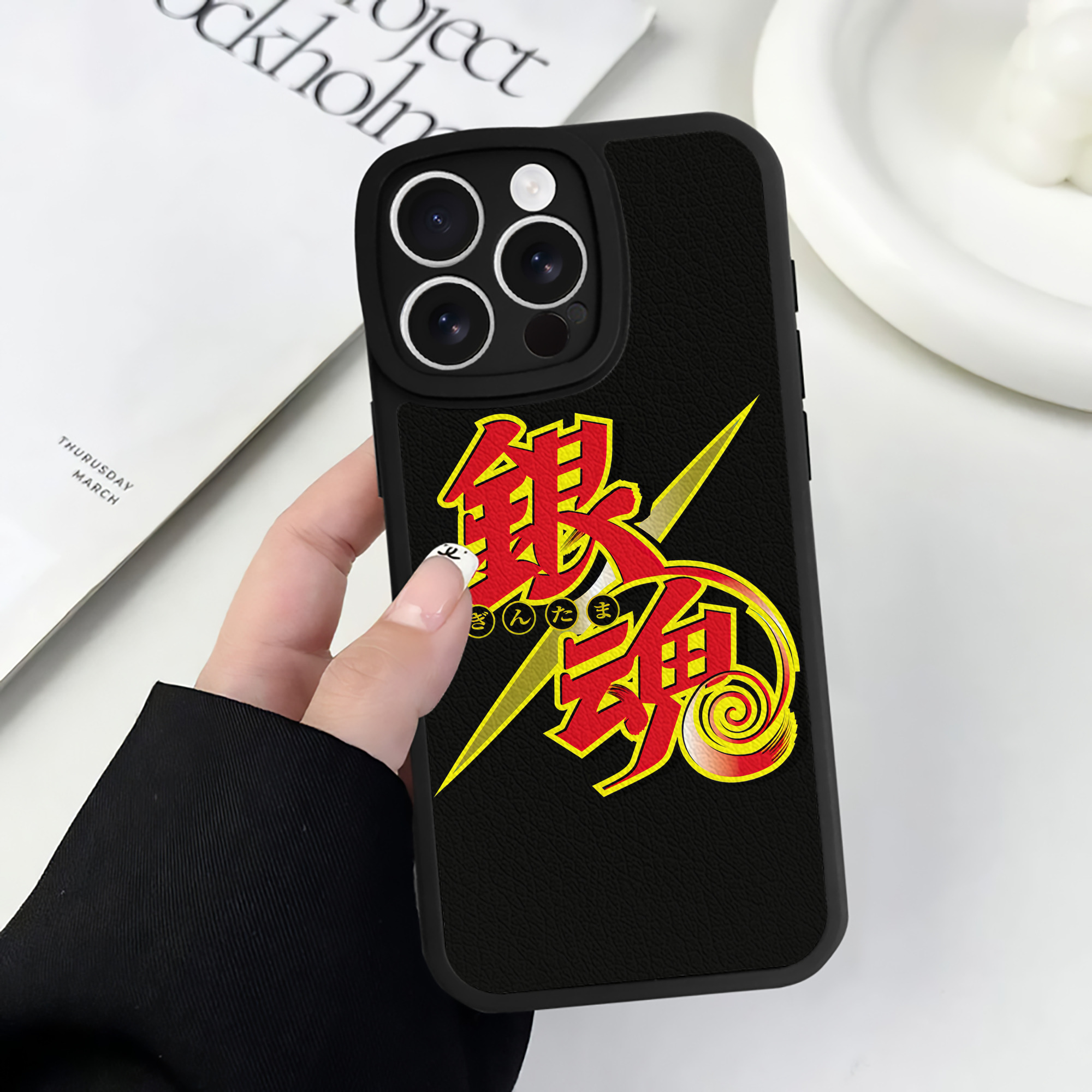 （画像用） ぎんたま 坂田銀時（さかたぎんとき） 神楽 志村新八（しむら しんぱち） GINTAMA Sakata Gintoki Kagura Shimura Shinpachi 【iPhone 16シリーズ対応】シリコンスマホケース（レザー調） 材質：シリコン